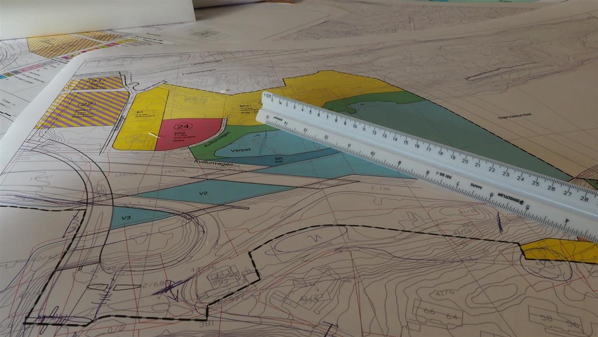 Bilde av kart med en stor linjal over - Klikk for stort bilete