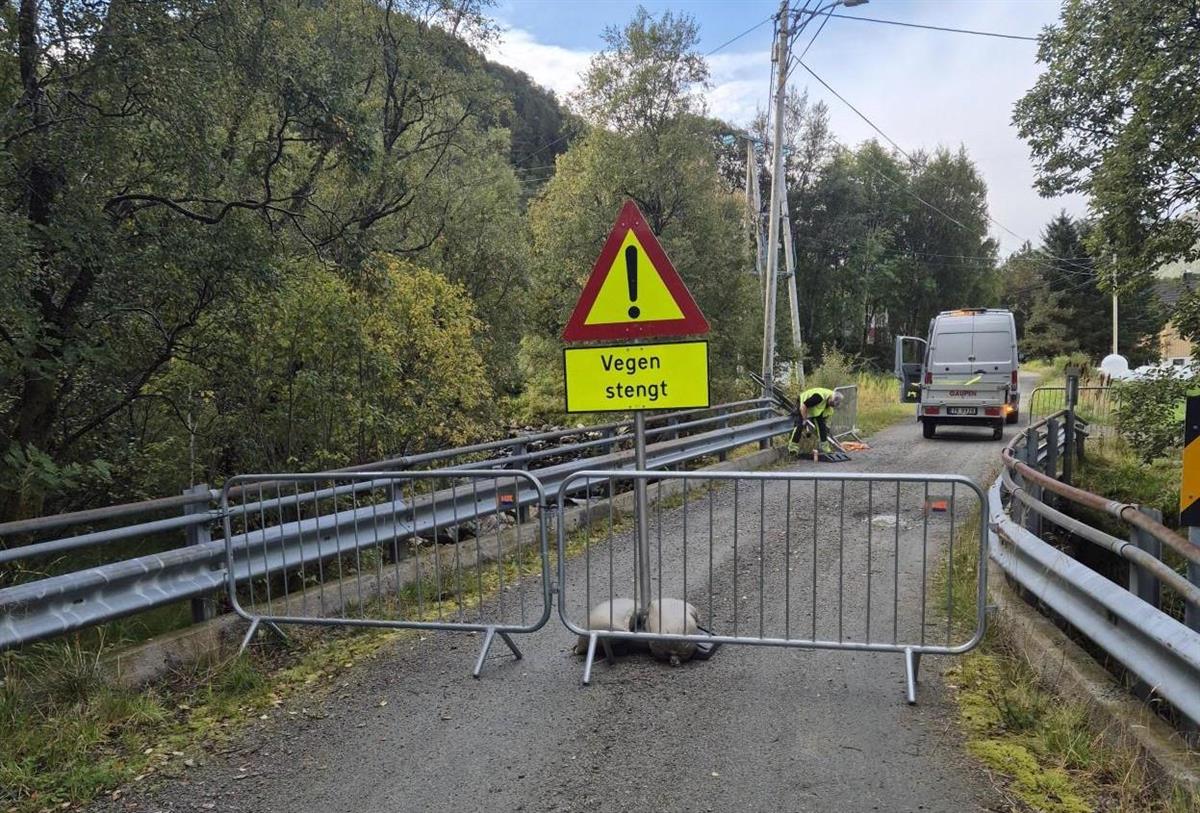 Bru stengt av gitter. Trafikkskilt i framgrunnen - Klikk for stort bilete