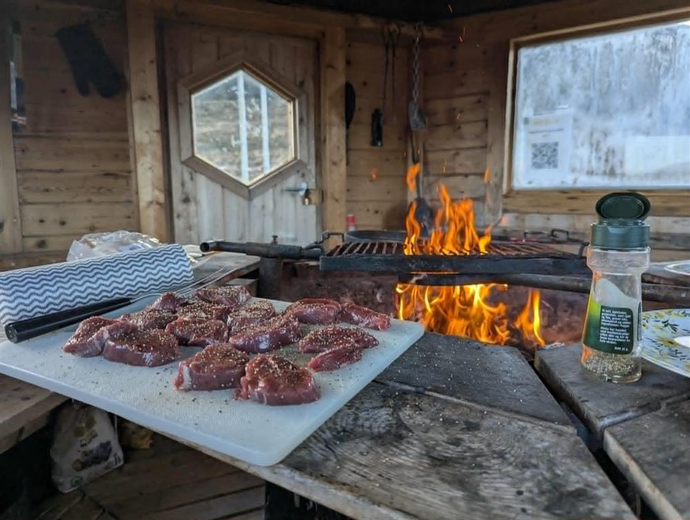 grilling av kotelettar i ei grillhytte - Klikk for stort bilete